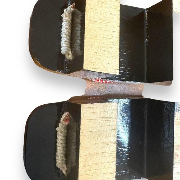 Black and red Japanese women's Kona get sandals 9.5" x 3.5" - Picture 4 of 8